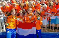 Dubbelvier Chantal Achterberg, Nicole Beukers Inge Janssen en Carline Bouw